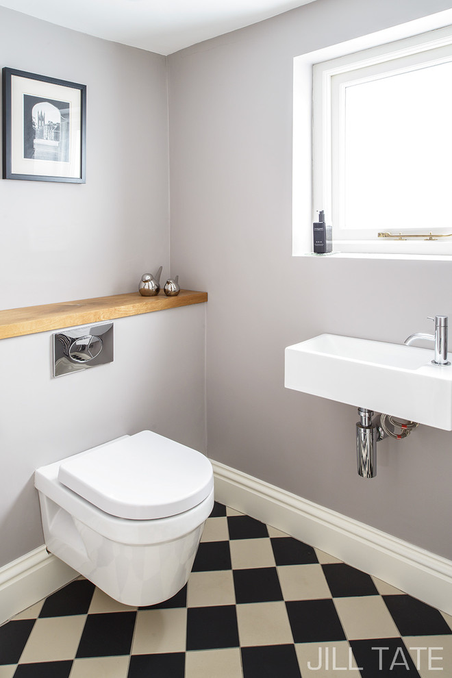 Idéer för att renovera ett vintage toalett, med svart och vit kakel och grå väggar