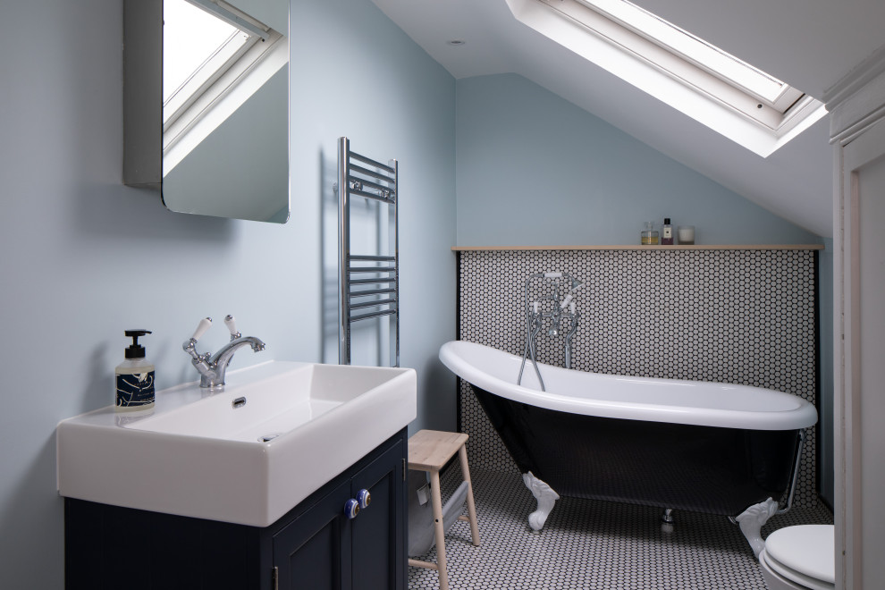 На фото: главная ванная комната среднего размера в стиле неоклассика (современная классика) с синими стенами, черными фасадами, фасадами в стиле шейкер, ванной на ножках, белой плиткой, плиткой мозаикой, полом из мозаичной плитки, консольной раковиной, белым полом и открытым душем с