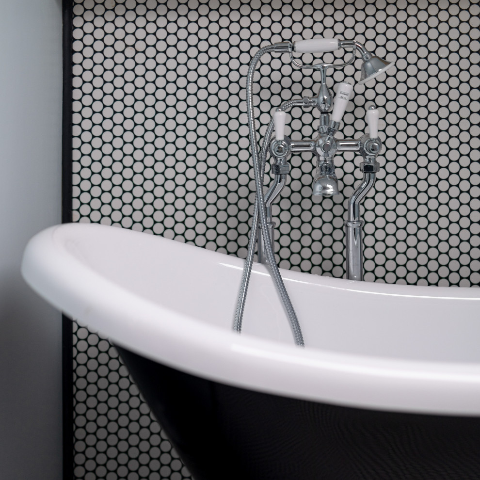 Idee per una stanza da bagno padronale minimal di medie dimensioni con ante in stile shaker, ante nere, vasca freestanding, vasca/doccia, WC sospeso, pareti blu, pavimento in vinile, lavabo sospeso e pavimento nero