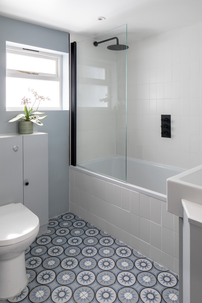 Idéer för att renovera ett mellanstort vintage badrum för barn, med ett platsbyggt badkar, en dusch/badkar-kombination, vit kakel, keramikplattor, blå väggar, klinkergolv i keramik, blått golv och med dusch som är öppen
