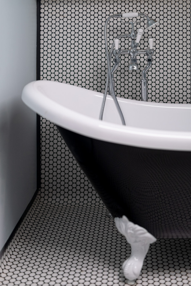 Esempio di una stanza da bagno padronale design di medie dimensioni con ante in stile shaker, ante nere, vasca freestanding, vasca/doccia, WC sospeso, pareti blu, pavimento in vinile, lavabo sospeso e pavimento nero