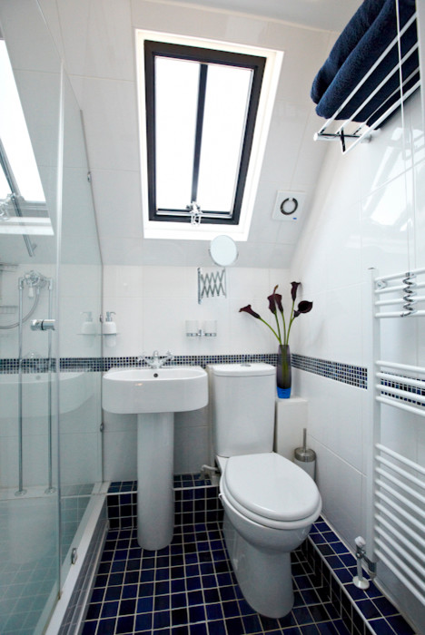 Пример оригинального дизайна: маленькая ванная комната в стиле модернизм для на участке и в саду