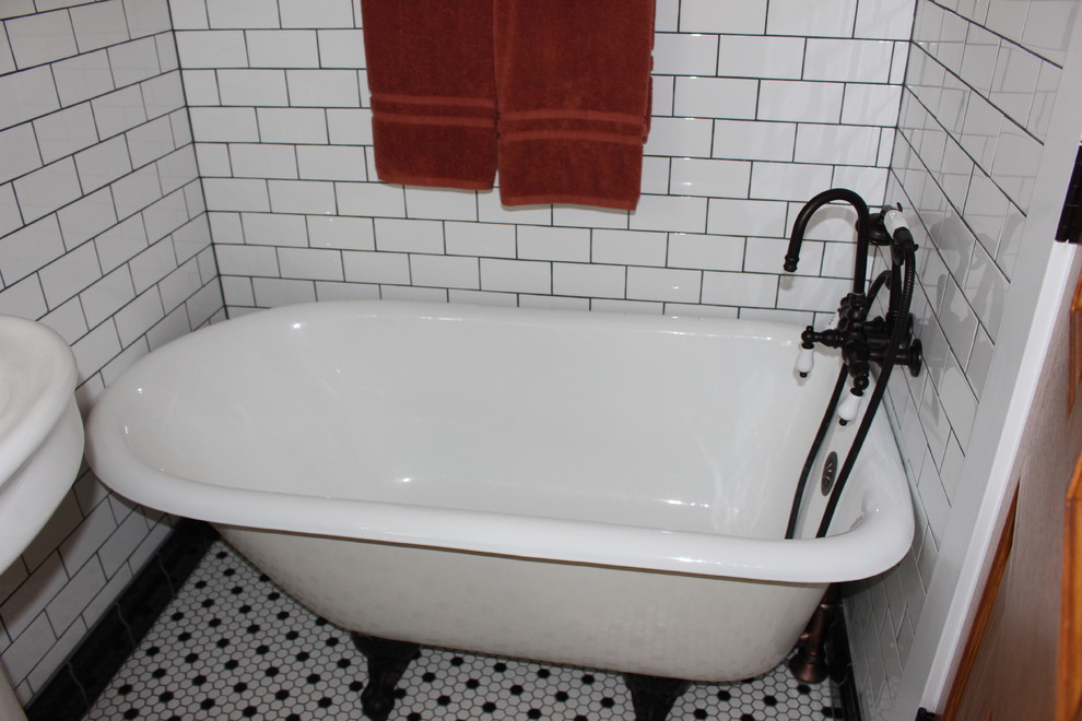 На фото: ванная комната среднего размера в классическом стиле с ванной на ножках, черно-белой плиткой, белой плиткой, душем в нише, плиткой кабанчик, белыми стенами, полом из керамической плитки и раковиной с пьедесталом