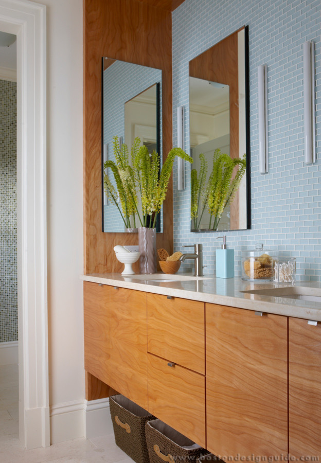 Inspiration för mellanstora moderna en-suite badrum, med släta luckor, beige skåp, granitbänkskiva, vit kakel, klinkergolv i keramik, blå väggar, ett nedsänkt handfat och mosaik