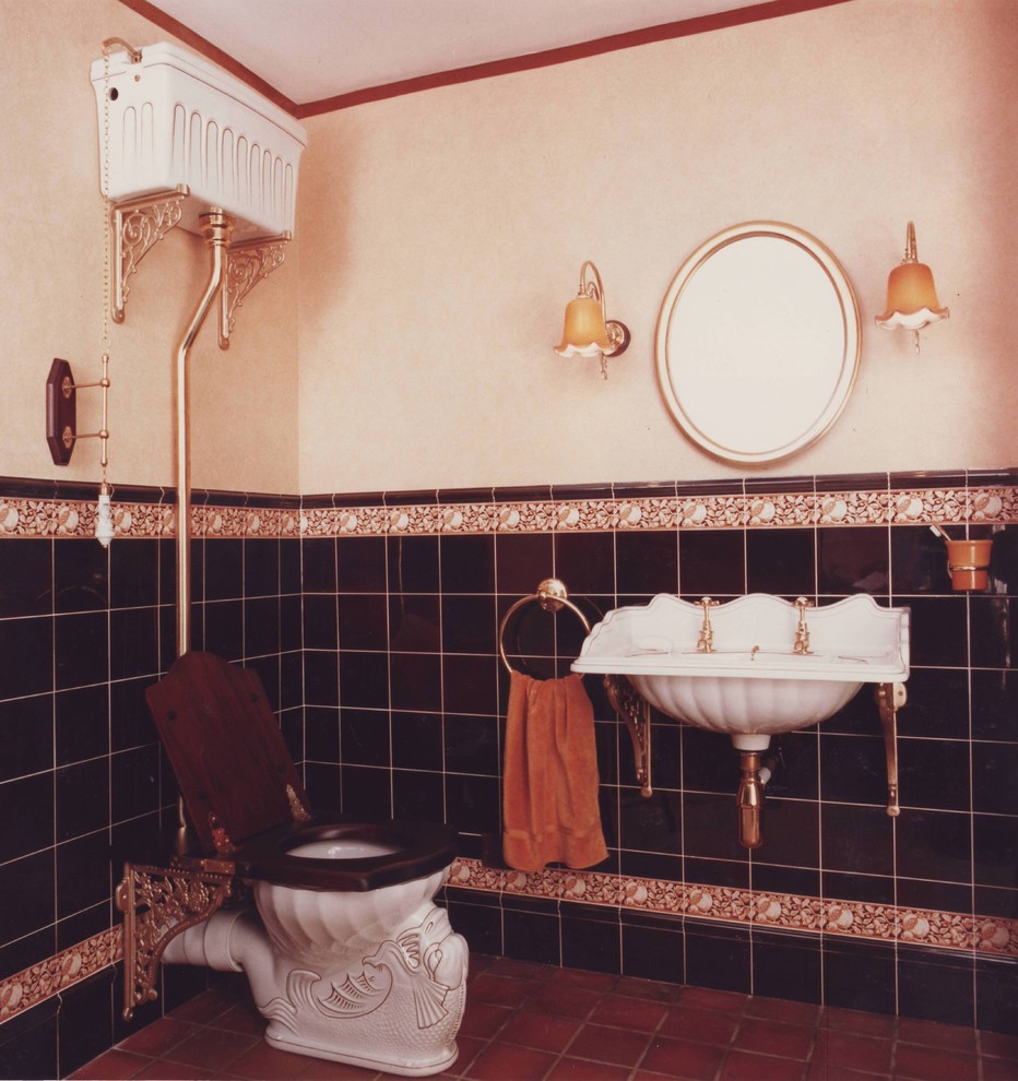 Immagine di una stanza da bagno vittoriana con lavabo sospeso e piastrelle nere