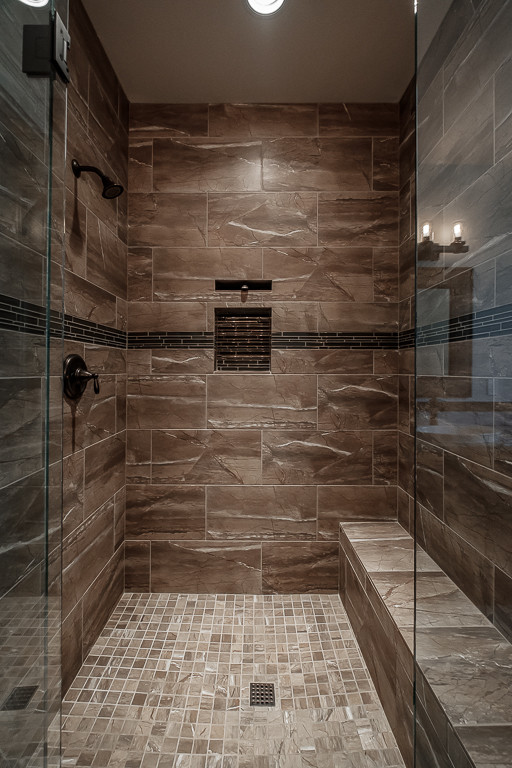 Exempel på ett rustikt grå grått en-suite badrum, med luckor med upphöjd panel, skåp i mörkt trä, en dusch i en alkov, beige väggar, ett nedsänkt handfat, granitbänkskiva, grått golv, dusch med gångjärnsdörr och brun kakel
