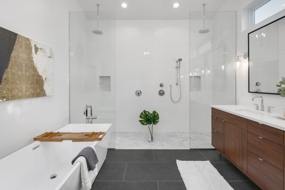 Пример оригинального дизайна: главная ванная комната в современном стиле с отдельно стоящей ванной, белой плиткой, керамической плиткой, белыми стенами, полом из керамической плитки, врезной раковиной, столешницей из гранита, серым полом, открытым душем, белой столешницей, плоскими фасадами, темными деревянными фасадами, двойным душем, нишей, тумбой под две раковины и напольной тумбой