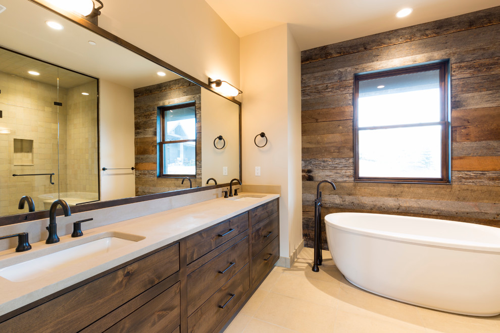 Пример оригинального дизайна: большая главная ванная комната в стиле рустика с отдельно стоящей ванной, белыми стенами, столешницей из кварцита, плоскими фасадами, темными деревянными фасадами, полом из керамической плитки и врезной раковиной