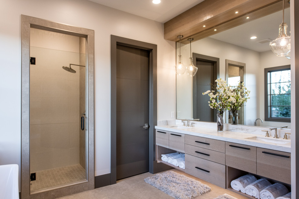 Exempel på ett stort modernt vit vitt en-suite badrum, med släta luckor, beige skåp, en dusch i en alkov, vita väggar, ett undermonterad handfat, beiget golv och dusch med gångjärnsdörr