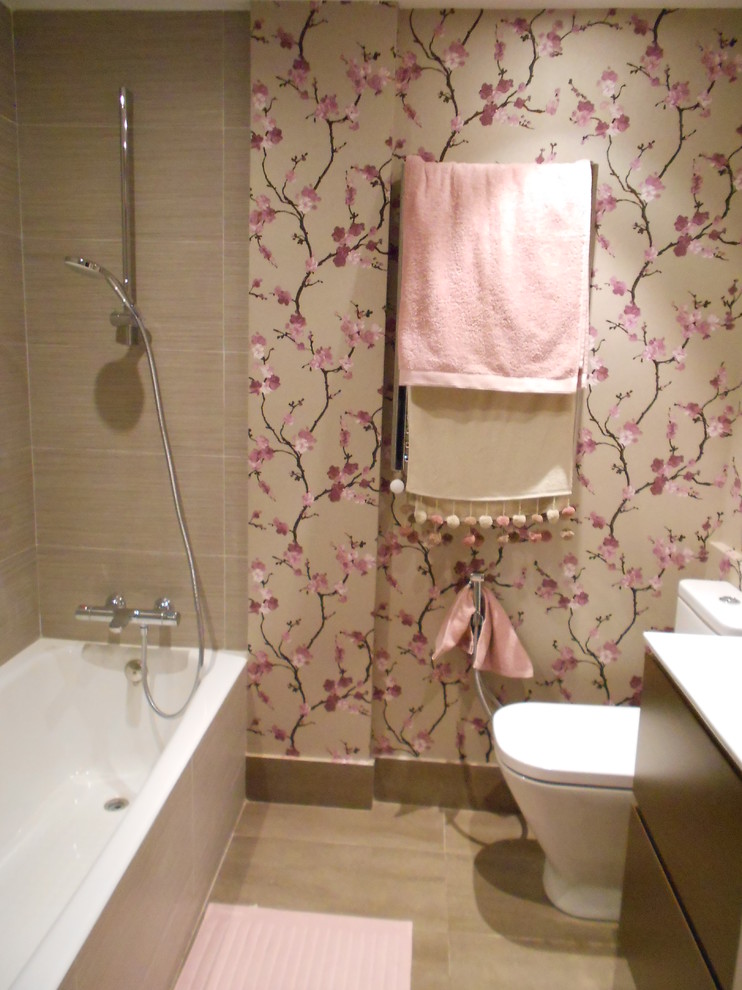 Immagine di una stanza da bagno padronale stile shabby di medie dimensioni con ante lisce, ante in legno bruno, vasca ad alcova, vasca/doccia, WC a due pezzi, pareti multicolore e lavabo integrato