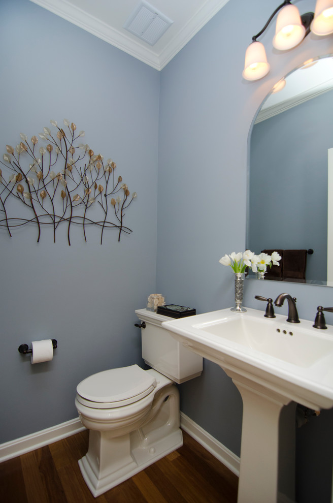 Esempio di una piccola stanza da bagno con doccia classica con lavabo a colonna, WC a due pezzi, pareti blu e pavimento in legno massello medio