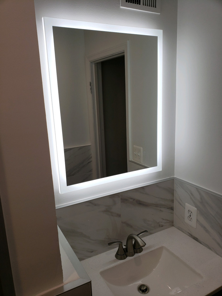 Bild på ett mellanstort funkis grå grått en-suite badrum, med skåp i shakerstil, grå skåp, en dusch i en alkov, en toalettstol med separat cisternkåpa, vit kakel, vita väggar, klinkergolv i porslin, ett undermonterad handfat, bänkskiva i kvartsit, vitt golv och dusch med skjutdörr