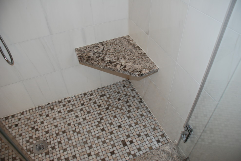 Foto på ett mellanstort vintage badrum med dusch, med skåp i shakerstil, svarta skåp, en dusch i en alkov, en toalettstol med separat cisternkåpa, flerfärgad kakel, vit kakel, vita väggar, travertin golv, ett undermonterad handfat, mosaik och granitbänkskiva