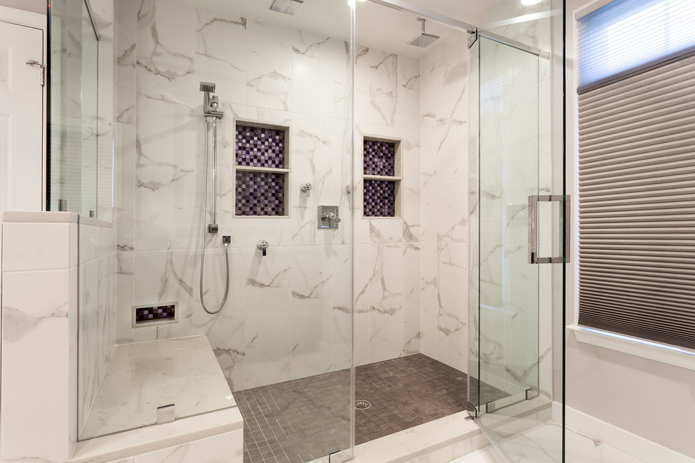 Идея дизайна: большая главная ванная комната в современном стиле с плоскими фасадами, темными деревянными фасадами, двойным душем, унитазом-моноблоком, белой плиткой, керамогранитной плиткой, серыми стенами, полом из керамогранита, врезной раковиной, столешницей из искусственного кварца, белым полом, душем с распашными дверями и белой столешницей