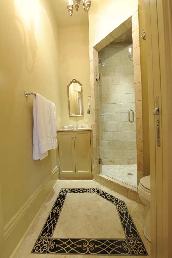 Inspiration pour une petite salle d'eau traditionnelle avec un placard à porte shaker, des portes de placard grises, une douche d'angle, un carrelage beige, un carrelage de pierre, un mur beige, un sol en carrelage de porcelaine et un plan de toilette en granite.