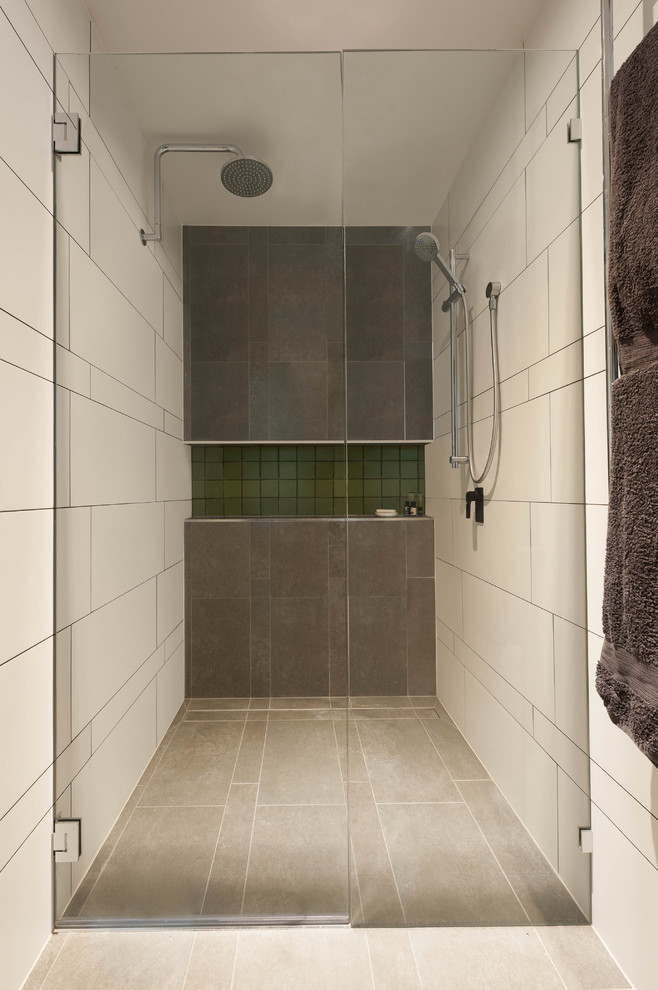 Ispirazione per una piccola stanza da bagno con doccia design con doccia doppia, piastrelle verdi, pareti bianche, pavimento con piastrelle in ceramica e top in quarzo composito