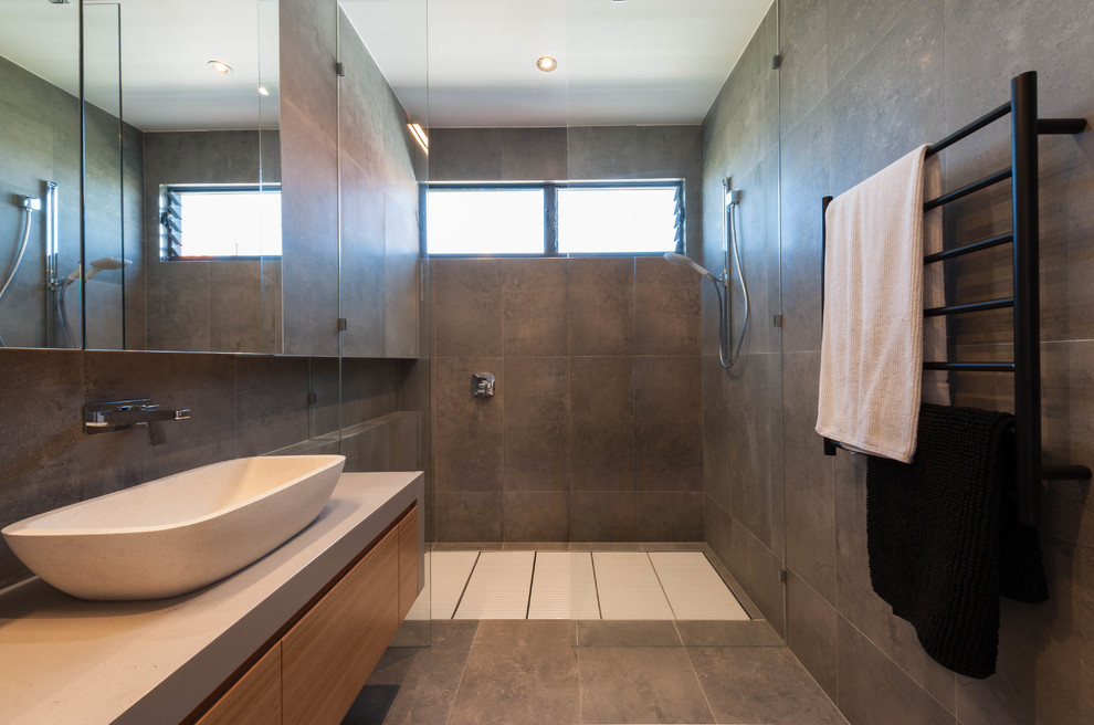 Exemple d'une grande salle de bain principale tendance en bois clair avec une baignoire indépendante, une douche d'angle, un carrelage gris, des carreaux de céramique, un mur gris, un sol en carrelage de céramique, une grande vasque, un plan de toilette en quartz modifié et aucune cabine.