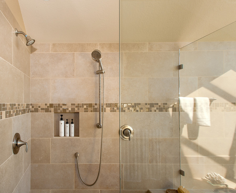 Immagine di una grande stanza da bagno padronale stile americano con doccia aperta, piastrelle grigie, piastrelle in pietra e pareti bianche