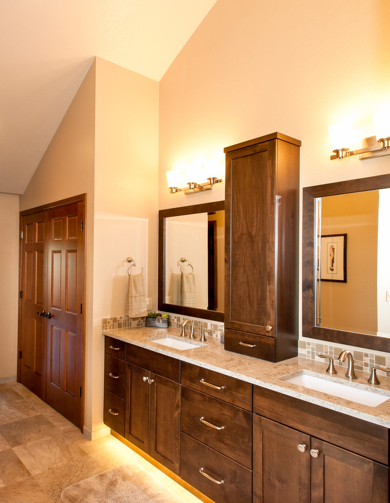 Foto de cuarto de baño principal de estilo americano grande con lavabo bajoencimera, ducha abierta, baldosas y/o azulejos grises, baldosas y/o azulejos de piedra y paredes blancas