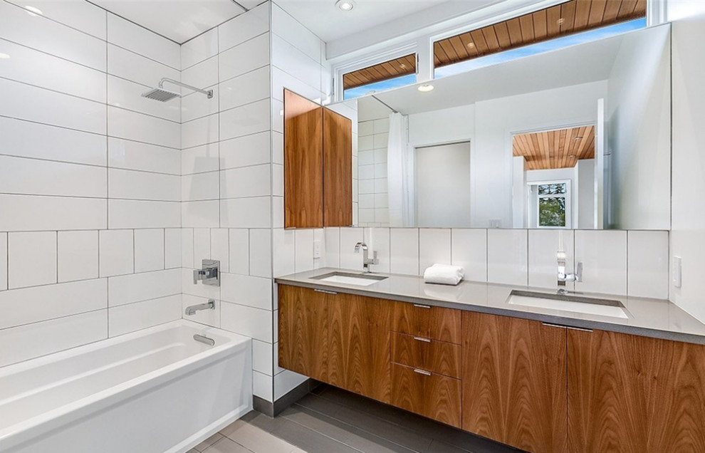 Cette image montre une salle de bain design avec meuble double vasque et meuble-lavabo suspendu.