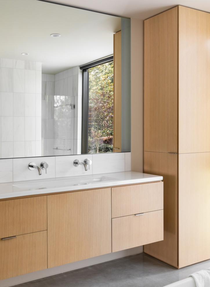 Foto di una stanza da bagno design con ante lisce, ante in legno chiaro, top bianco, due lavabi e mobile bagno incassato
