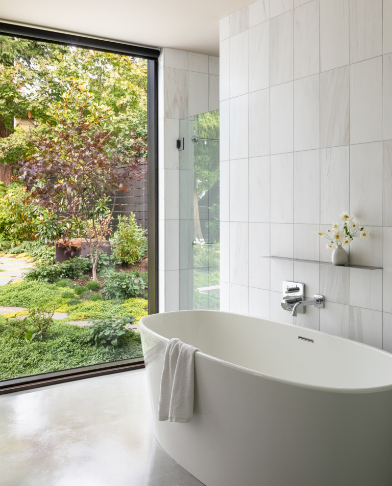 Idée de décoration pour une salle de bain design en bois clair avec un placard à porte plane, un plan de toilette blanc, meuble double vasque et meuble-lavabo encastré.