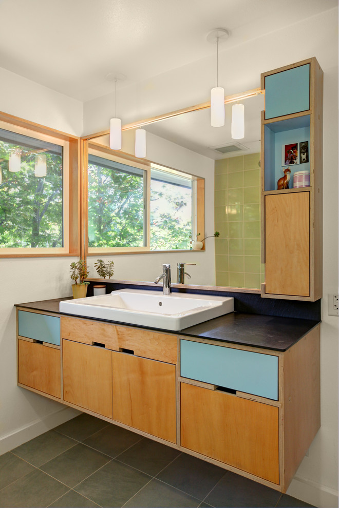 Пример оригинального дизайна: ванная комната в современном стиле с настольной раковиной, плоскими фасадами, синими фасадами и зеленой плиткой