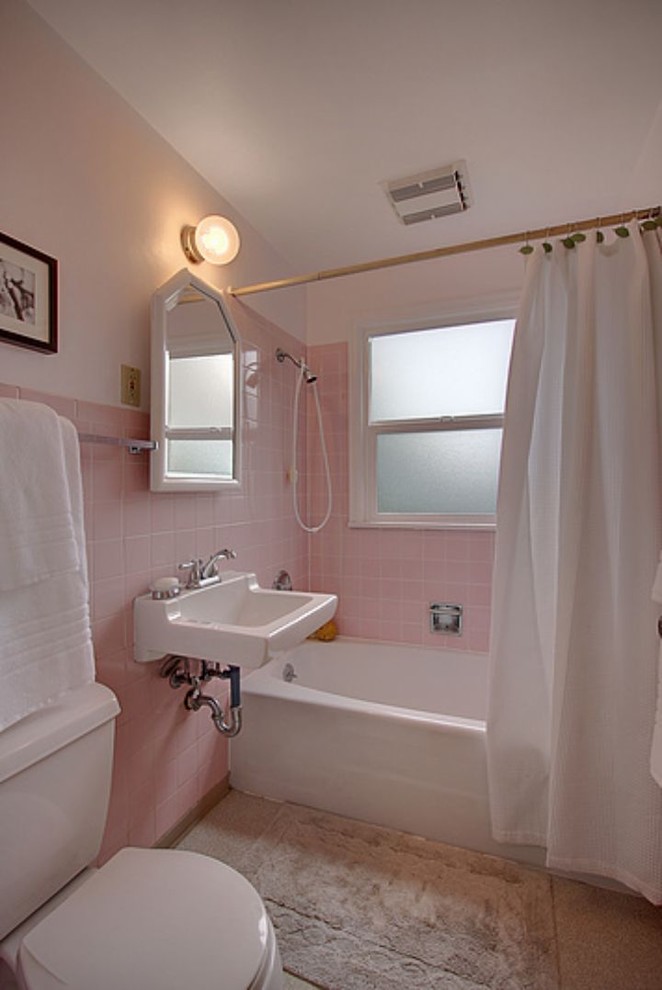 シアトルにあるモダンスタイルのおしゃれな浴室 (ピンクのタイル) の写真