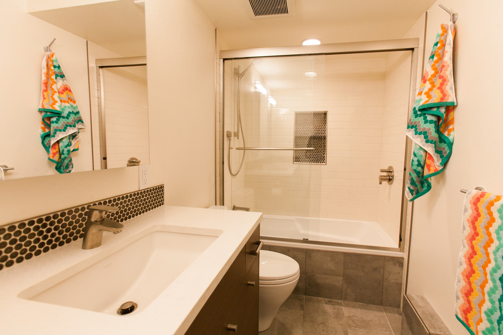 Ispirazione per una stanza da bagno minimalista di medie dimensioni con vasca ad alcova, vasca/doccia, piastrelle bianche, piastrelle in ceramica, pareti bianche e porta doccia scorrevole