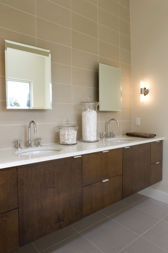 Ispirazione per una stanza da bagno design con lavabo sottopiano, ante lisce, piastrelle beige e ante in legno bruno