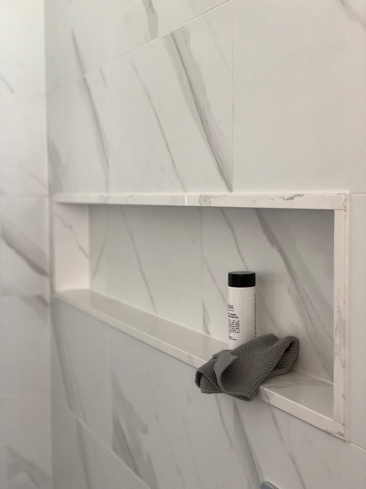 Exempel på ett litet modernt grå grått badrum med dusch, med möbel-liknande, skåp i mellenmörkt trä, en öppen dusch, en toalettstol med hel cisternkåpa, vit kakel, porslinskakel, vita väggar, klinkergolv i porslin, ett fristående handfat, grått golv och med dusch som är öppen