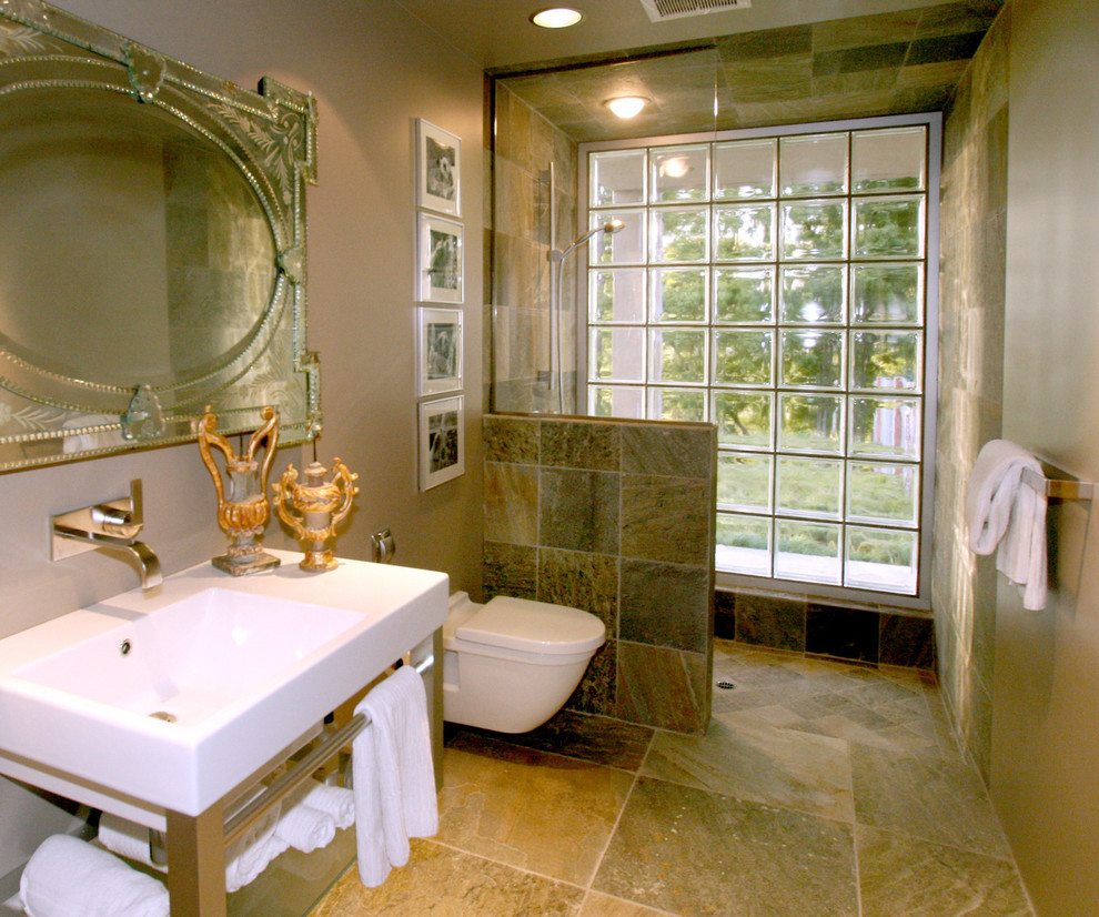 Diseño de cuarto de baño contemporáneo con lavabo con pedestal, ducha a ras de suelo, sanitario de pared, baldosas y/o azulejos multicolor, baldosas y/o azulejos de piedra, paredes grises, suelo de pizarra y aseo y ducha