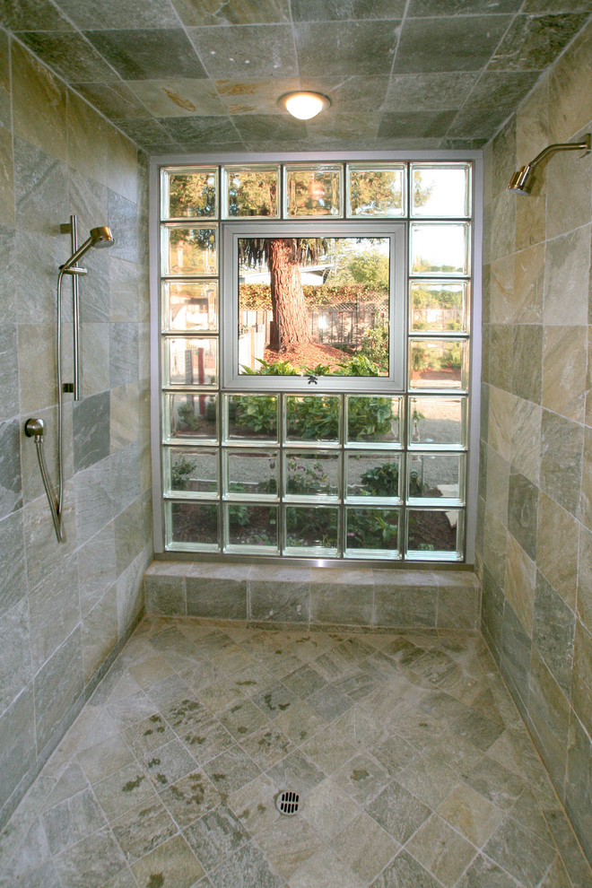 Пример оригинального дизайна: главная ванная комната в современном стиле с раковиной с пьедесталом, плоскими фасадами, светлыми деревянными фасадами, столешницей из бетона, двойным душем, инсталляцией, разноцветной плиткой, каменной плиткой, серыми стенами и полом из сланца