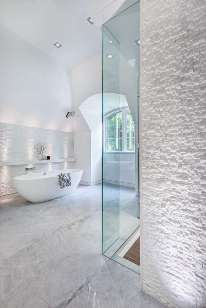 トロントにあるトランジショナルスタイルのおしゃれなマスターバスルーム (置き型浴槽、開き戸のシャワー) の写真