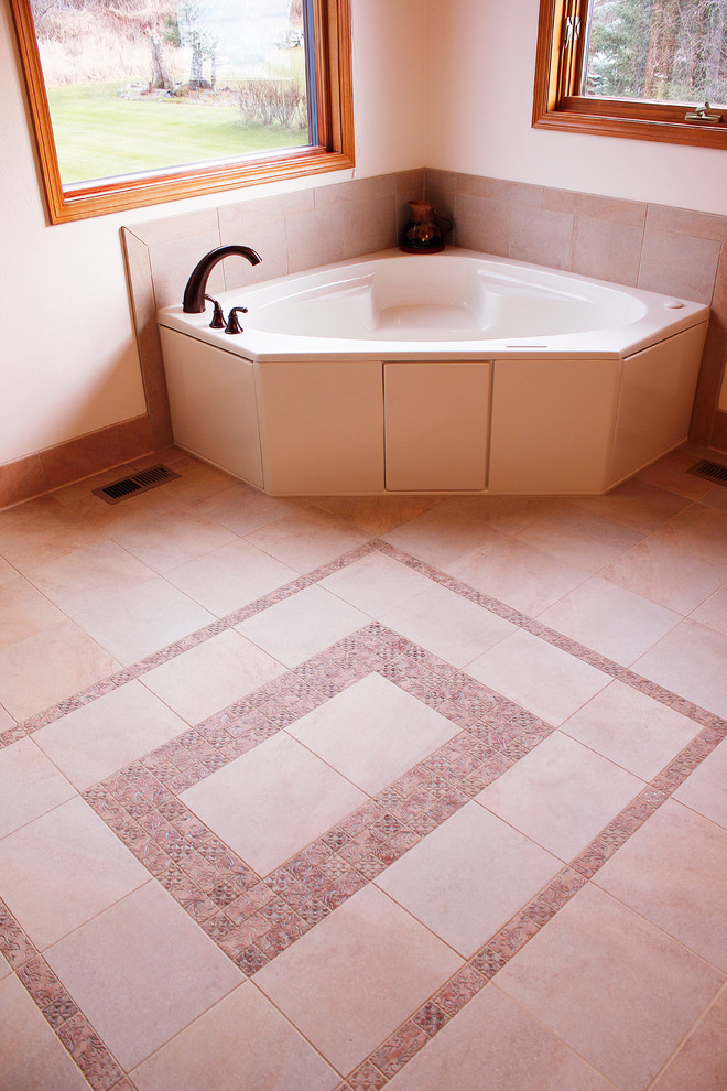 Immagine di una grande stanza da bagno padronale tradizionale con vasca ad angolo e pareti bianche