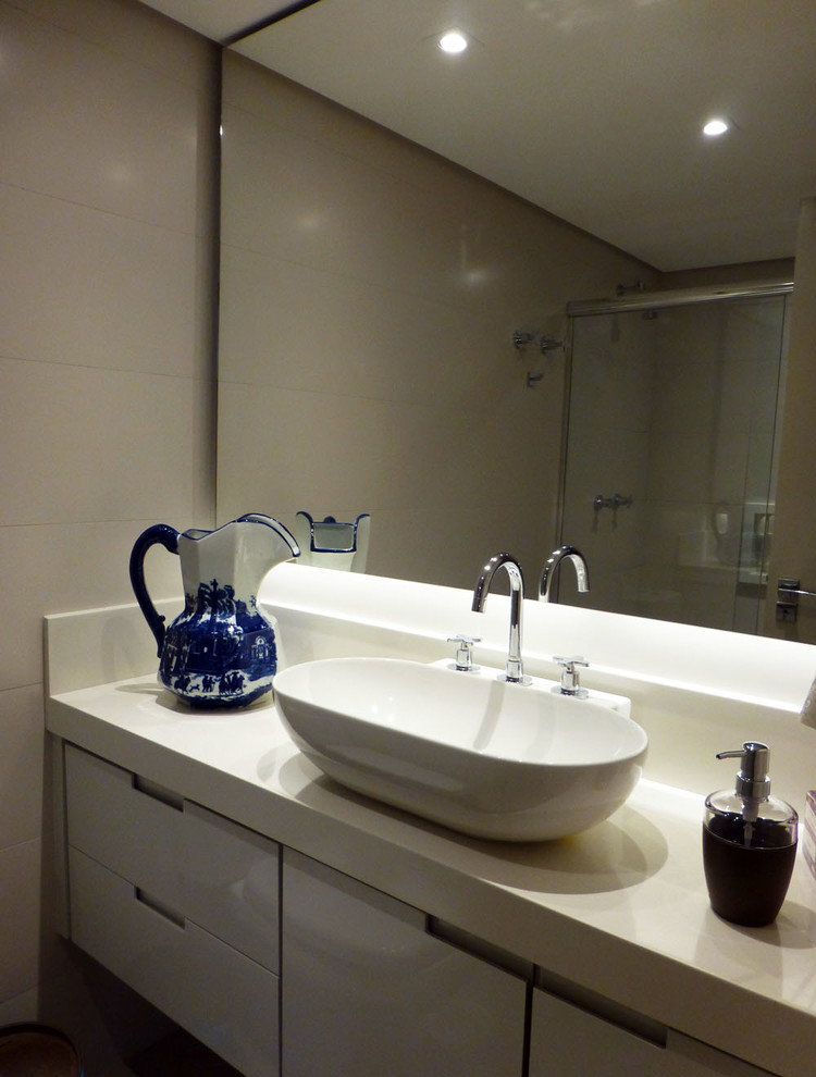 Идея дизайна: ванная комната среднего размера в современном стиле с плоскими фасадами, серыми фасадами, бежевой плиткой, керамогранитной плиткой, полом из керамогранита и столешницей из искусственного кварца