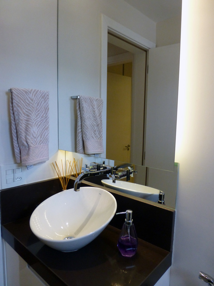 Idee per una stanza da bagno con doccia contemporanea di medie dimensioni con ante lisce, ante bianche, WC monopezzo, pareti beige, pavimento in gres porcellanato e top in granito