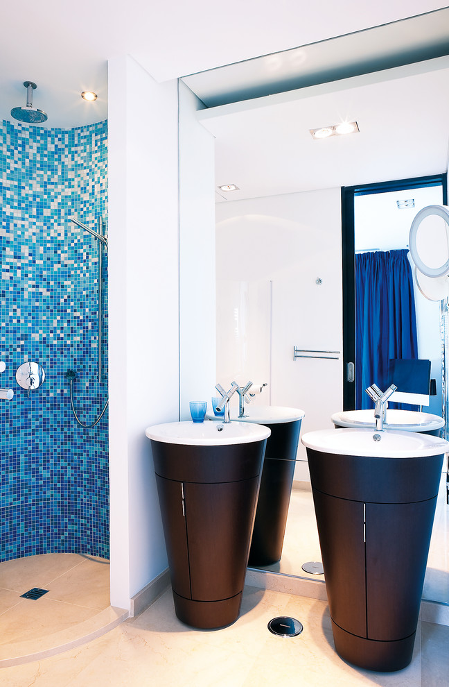 Diseño de cuarto de baño infantil actual con ducha esquinera, baldosas y/o azulejos azules, baldosas y/o azulejos multicolor, baldosas y/o azulejos en mosaico, paredes blancas, suelo beige y ducha abierta