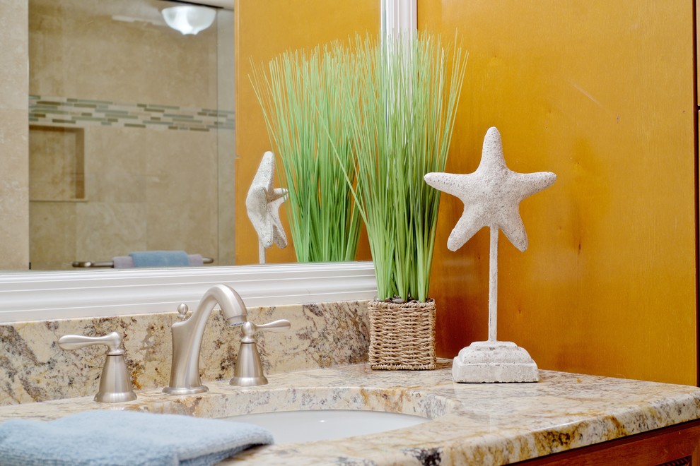 Idee per una stanza da bagno costiera di medie dimensioni con ante in legno scuro, top in granito e piastrelle beige
