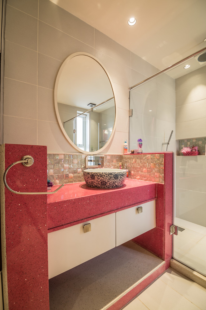 На фото: ванная комната в стиле неоклассика (современная классика) с розовой столешницей с