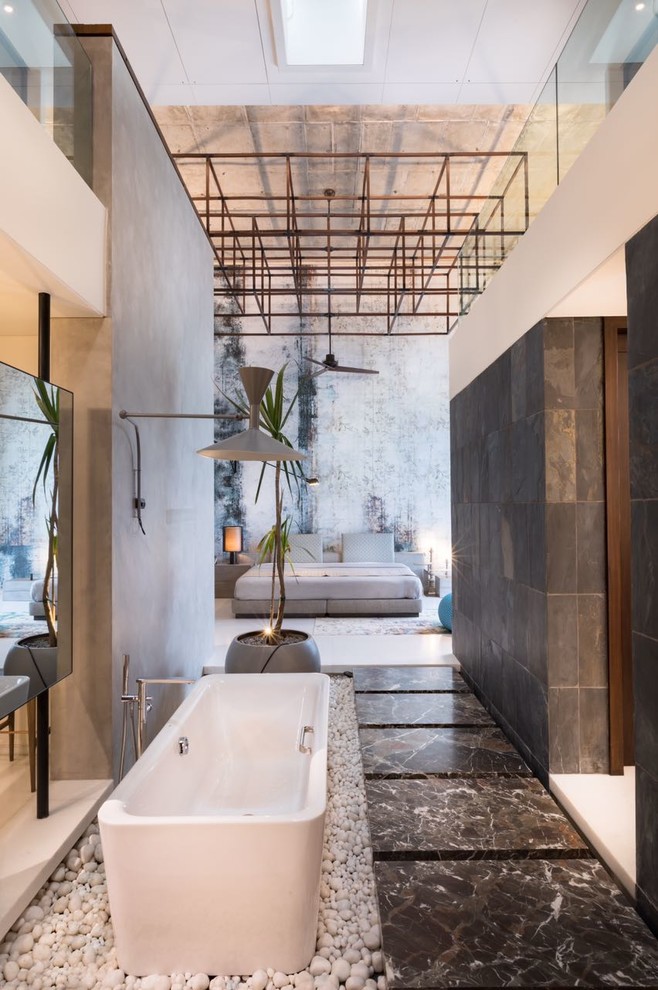 Modern inredning av ett mellanstort badrum, med ett fristående badkar, brun kakel och keramikplattor