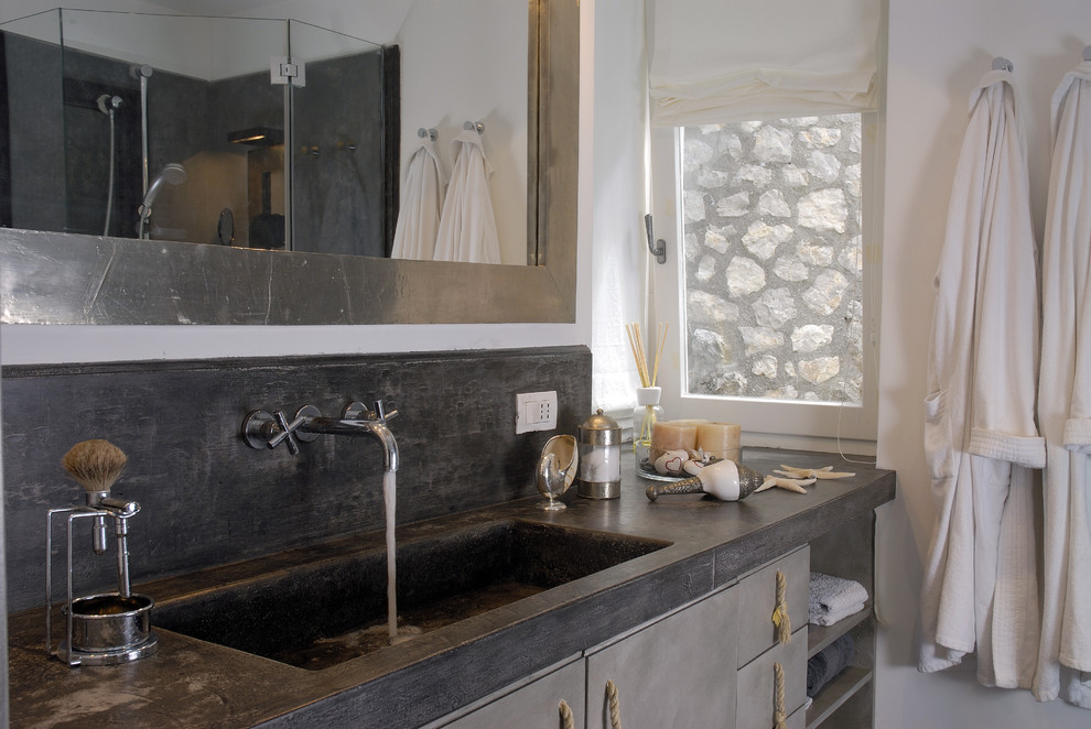 Идея дизайна: ванная комната в средиземноморском стиле с монолитной раковиной, плоскими фасадами, серыми фасадами, столешницей из бетона, белыми стенами и душевой кабиной