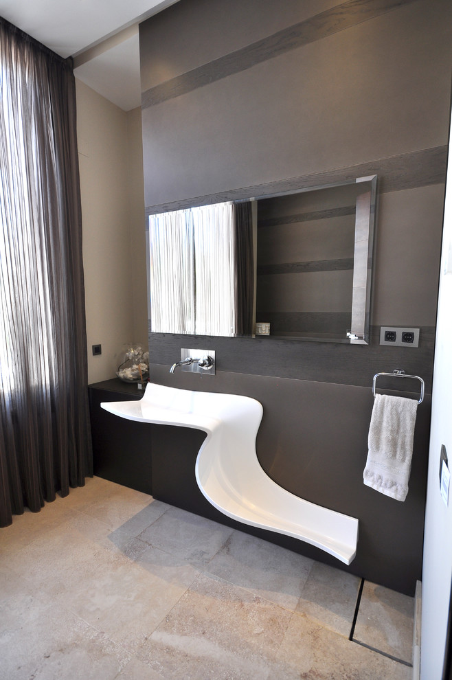 Foto de cuarto de baño contemporáneo de tamaño medio con lavabo suspendido y aseo y ducha