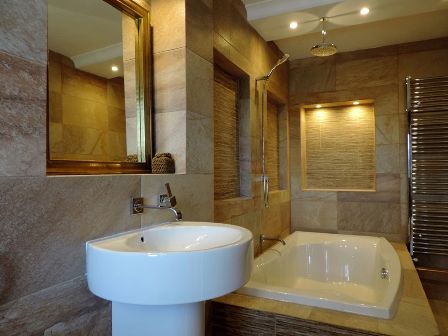 Exempel på ett mellanstort modernt en-suite badrum, med ett väggmonterat handfat, luckor med infälld panel, kaklad bänkskiva, ett platsbyggt badkar, en dusch/badkar-kombination, en vägghängd toalettstol, flerfärgad kakel, porslinskakel, flerfärgade väggar och klinkergolv i keramik
