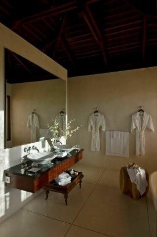 Immagine di una grande stanza da bagno tropicale con vasca freestanding
