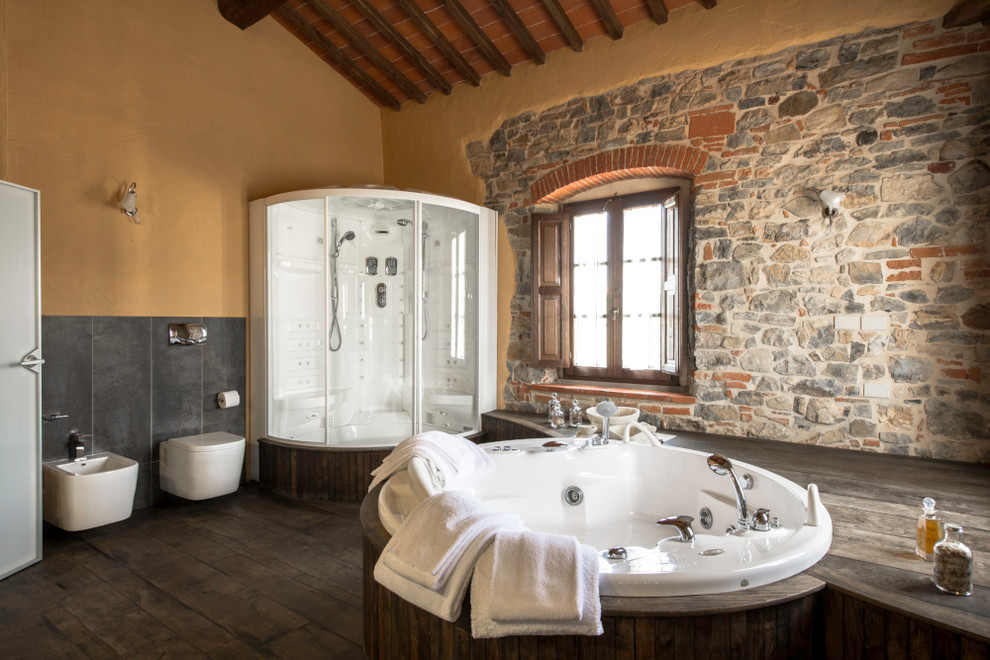Immagine di una grande stanza da bagno minimal con lavabo a consolle, vasca idromassaggio, doccia ad angolo, WC sospeso e parquet scuro