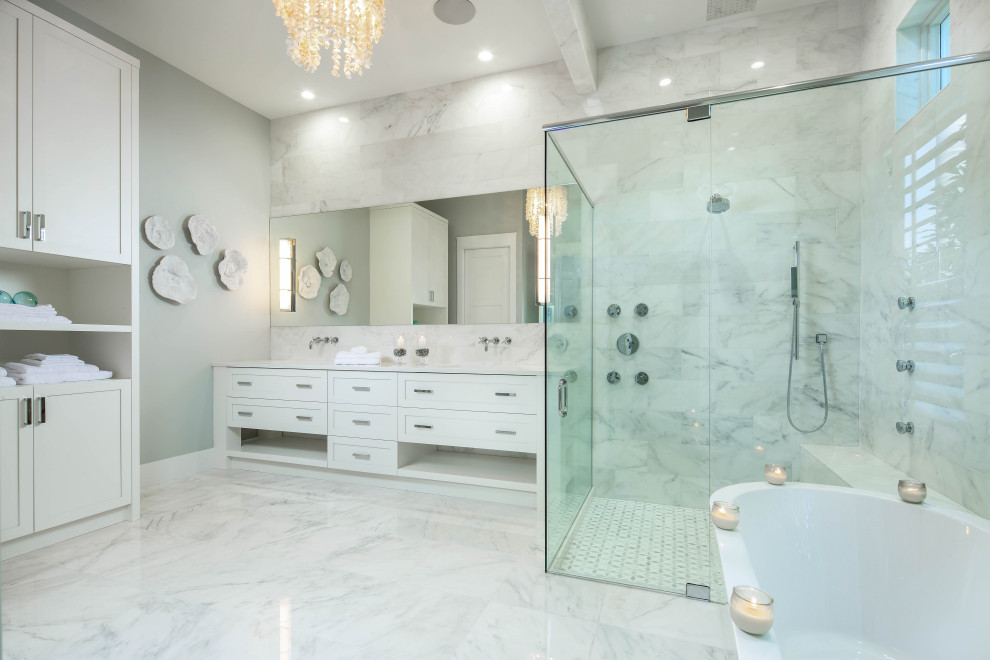 Inspiration för ett vintage vit vitt en-suite badrum, med skåp i shakerstil, vita skåp, ett fristående badkar, en kantlös dusch, marmorkakel, grå väggar, marmorgolv, ett undermonterad handfat, grått golv och dusch med gångjärnsdörr