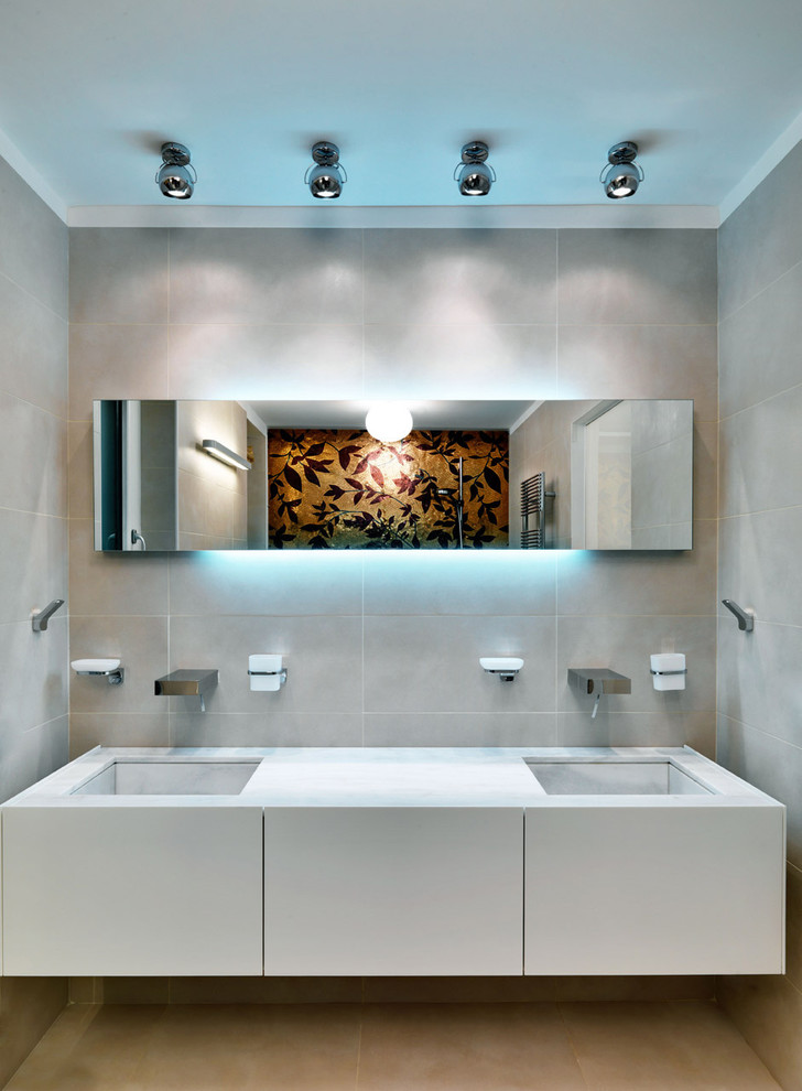 他の地域にあるコンテンポラリースタイルのおしゃれな浴室 (フラットパネル扉のキャビネット、白いキャビネット、ベージュの壁、アンダーカウンター洗面器) の写真