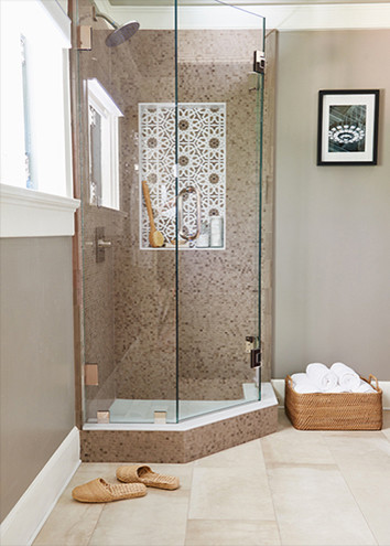 Пример оригинального дизайна: ванная комната в классическом стиле с белой плиткой, плиткой мозаикой и белыми стенами