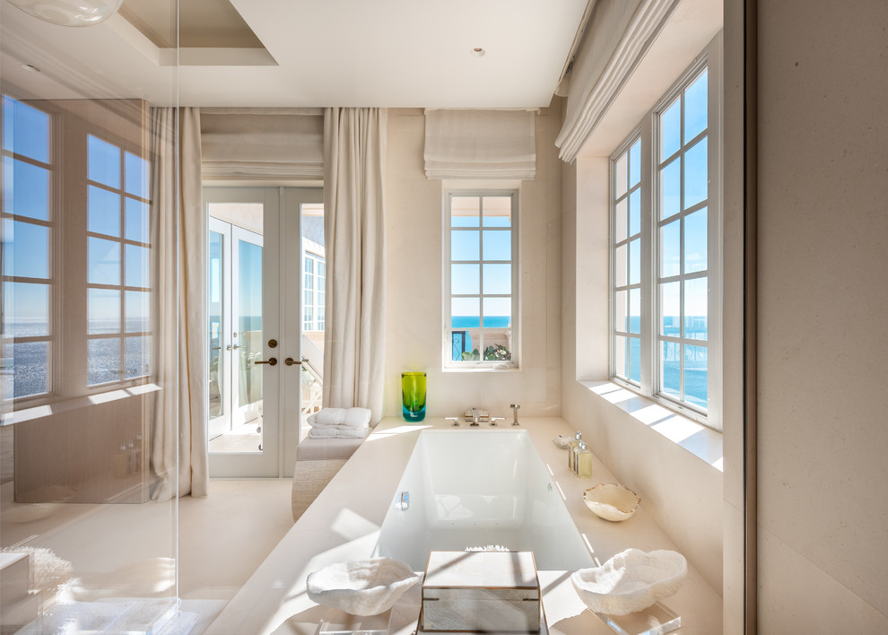 Foto di una grande stanza da bagno padronale costiera con piastrelle beige, piastrelle di cemento, vasca sottopiano, doccia a filo pavimento, pareti beige e pavimento beige